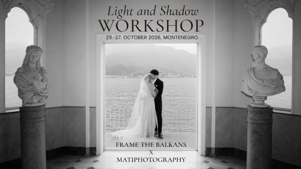 Schwarzweißes Werbebild für den „Light and Shadow Workshop“ in Montenegro. In der Mitte steht ein Brautpaar in einem eleganten Innenraum vor einer offenen Tür mit Blick auf die Bucht und die Berge von Montenegro. Links und rechts befinden sich klassische Marmorbüsten auf Säulen. Oben steht der Titel „Light and Shadow Workshop“ mit dem Datum 23.–27. Oktober 2026, unten die Aufschrift „Frame the Balkans x Matiphotography“.
